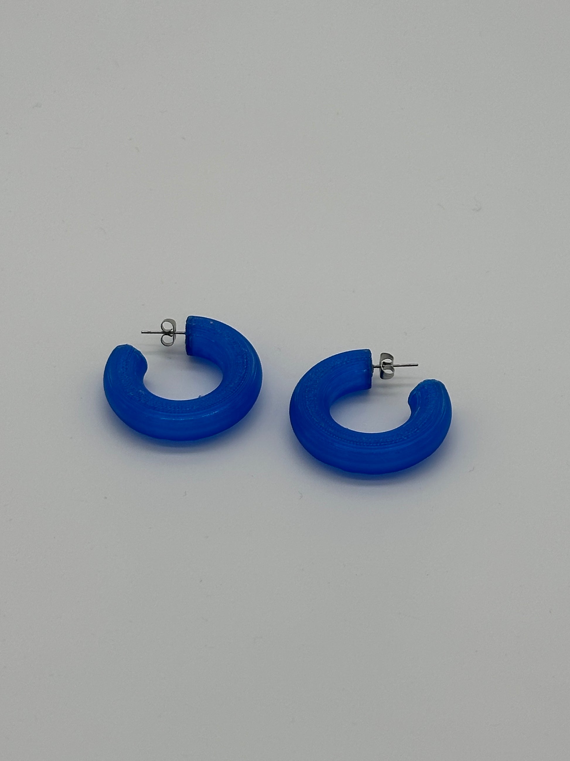 PENDIENTES AROS AZUL KLEIN 3D